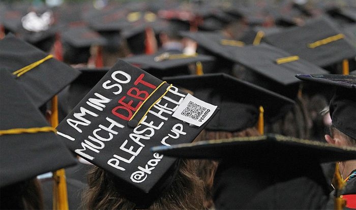 Sinh viên nhiều nước nợ nần ngập đầu vì học đại học